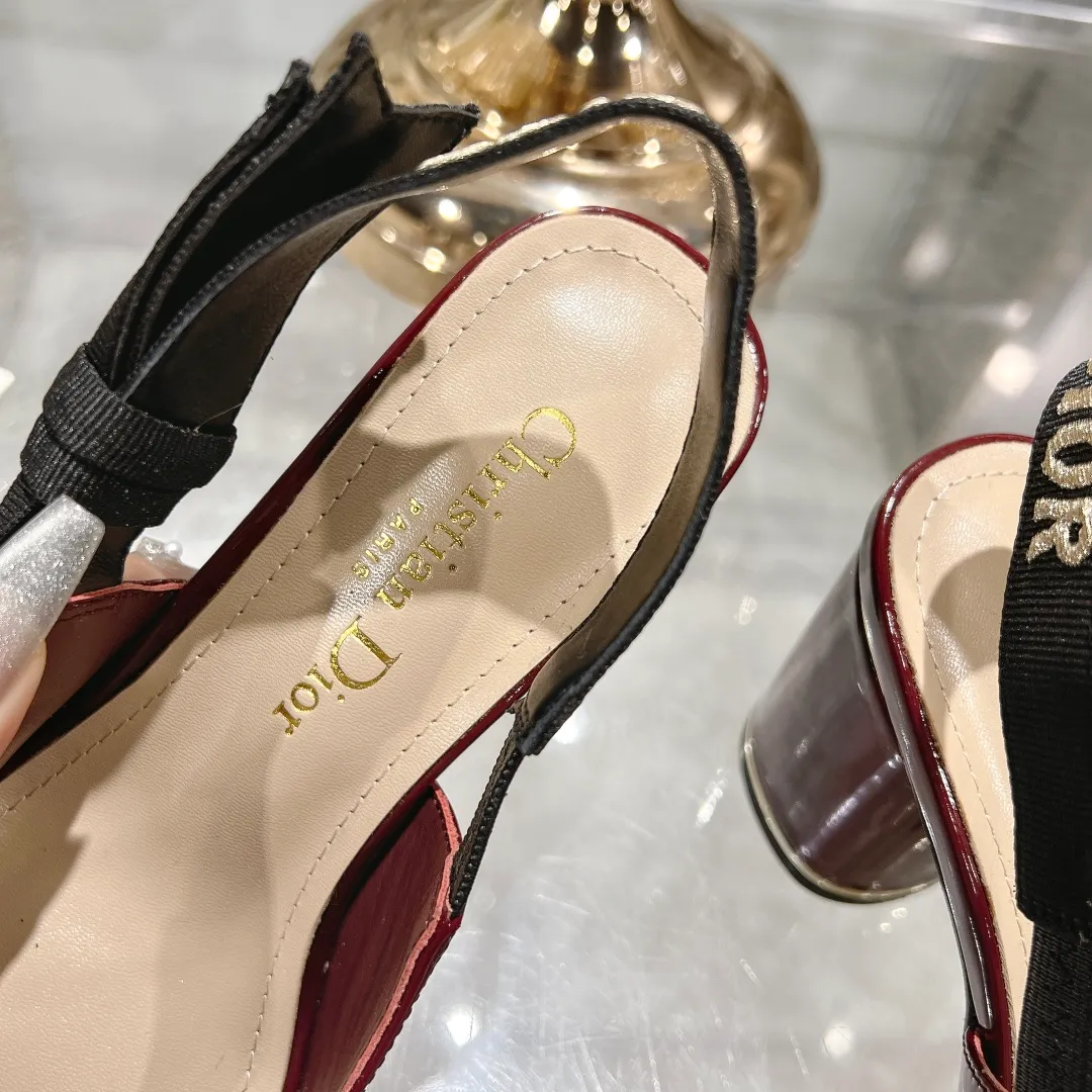 👟👟Ex-factory price 540👟👟Dior 2025 early spring new style Rhodes series women's sandals with special-shaped heel and empty back. Stars' same letter logo with electric embroidery process ➕Hardware buckle high-heeled women's shoes. The outside is decorated with butterflies 🦋knots for decoration, which makes the whole pair of shoes beautiful. 🌟Original development of top-end high-end version Material: imported patent leather upper, water-dyed sheepskin lining, foot pads + Italian leather outsole Heel height: 4cm 7.5cm Size: 35-41 standard code (40.41 customization is not returnable)